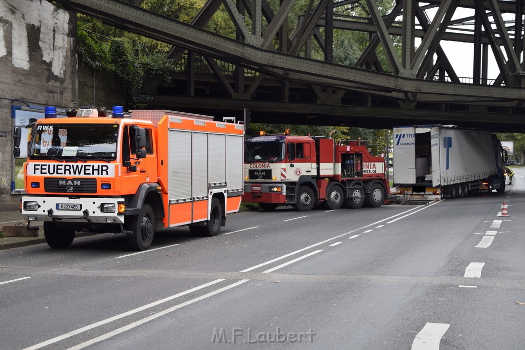 LKW blieb unter Bruecke haengen Koeln Ehrenfeld Innere Kanalstr Hornstr P317.JPG - Miklos Laubert